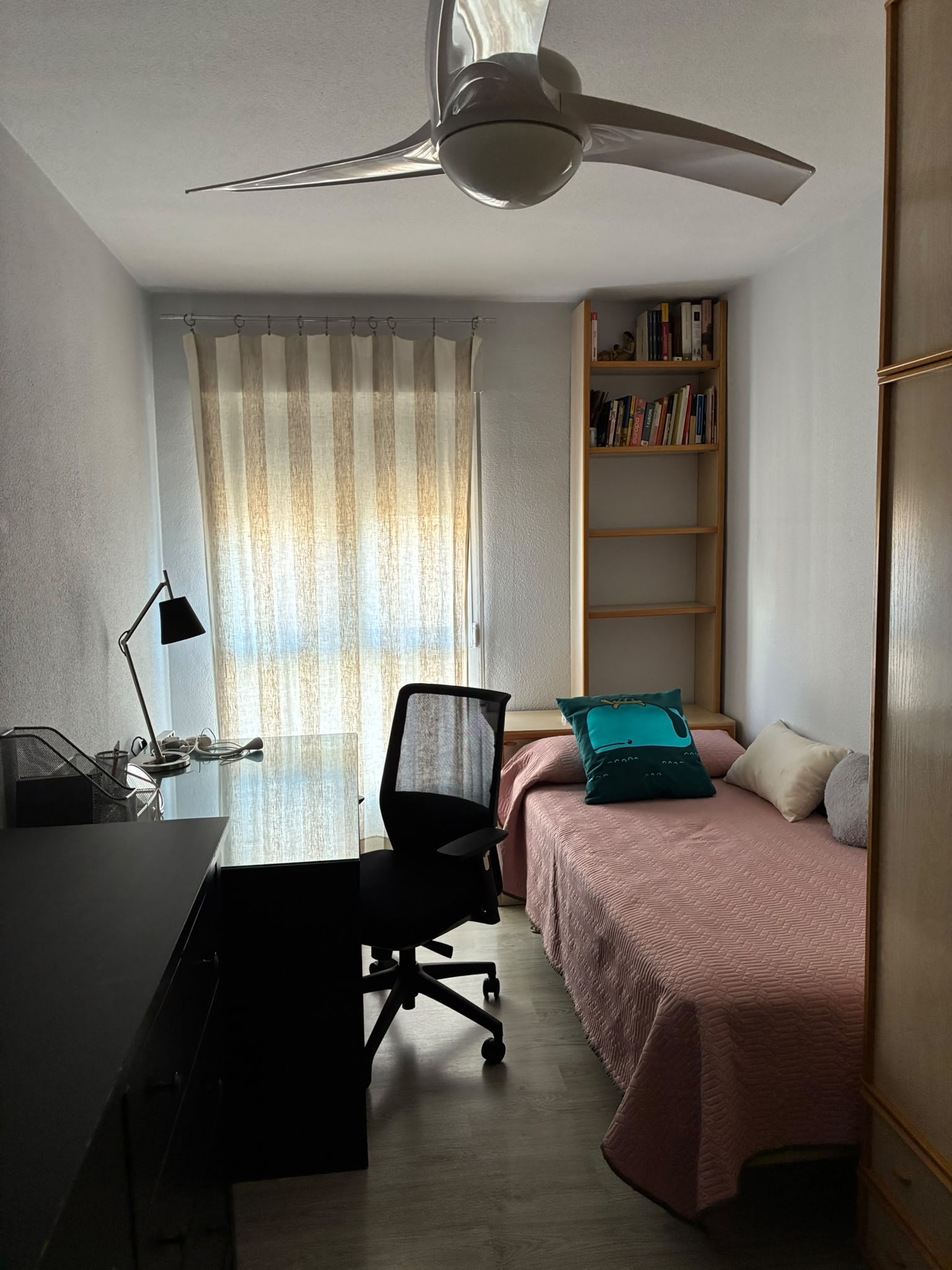 Habitación luminosa en un 7 piso, con todas las comodidades y todos los servicios incluidos en el precio en Plaza España con Alameda de San Antón, Cartagena