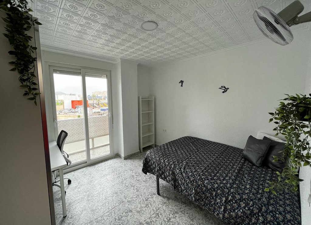 Amplia habitación con cama doble y balcón privado en Paseo Alfonso XIII, Cartagena